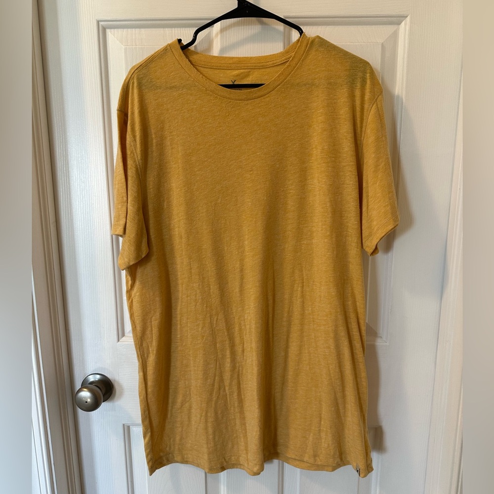 Men’s American Eagle short-sleeved t-shirt. Yellow. size XL.